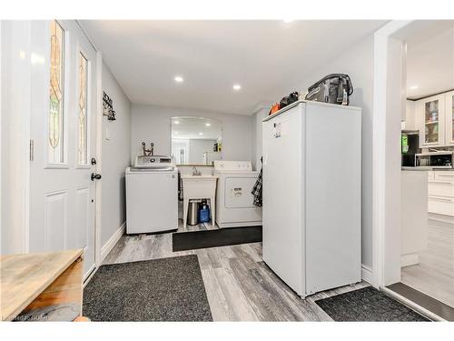 32 Walnut Lane, Paris, ON - Indoor Photo Showing Laundry Room