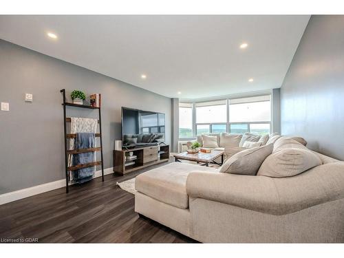 1206-55 Green Valley Drive, Kitchener, ON - Indoor Photo Showing Living Room