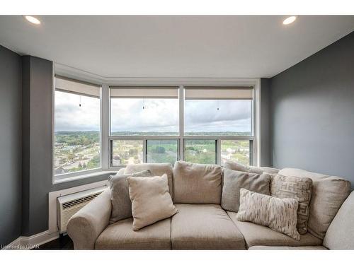 1206-55 Green Valley Drive, Kitchener, ON - Indoor Photo Showing Living Room