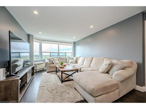 1206-55 Green Valley Drive, Kitchener, ON - Indoor Photo Showing Living Room