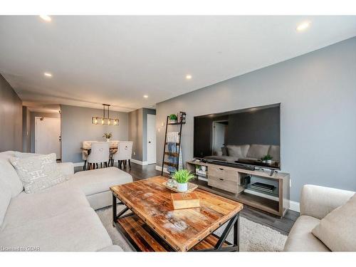 1206-55 Green Valley Drive, Kitchener, ON - Indoor Photo Showing Living Room