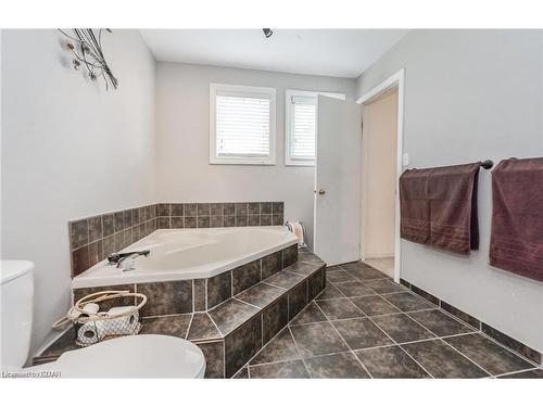 109 Parkside Drive W, Fergus, ON - Indoor Photo Showing Bathroom