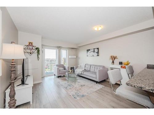 412-45 Kingsbury Square, Guelph, ON - Indoor Photo Showing Living Room