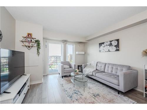 412-45 Kingsbury Square, Guelph, ON - Indoor Photo Showing Living Room