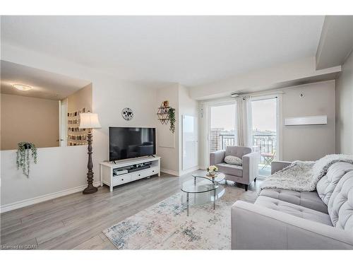 412-45 Kingsbury Square, Guelph, ON - Indoor Photo Showing Living Room