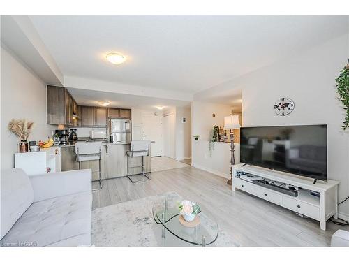 412-45 Kingsbury Square, Guelph, ON - Indoor Photo Showing Living Room