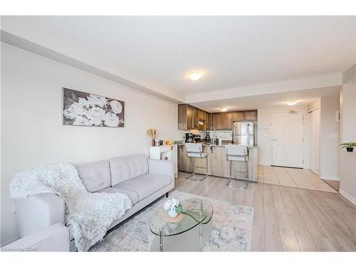 412-45 Kingsbury Square, Guelph, ON - Indoor Photo Showing Living Room