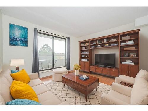 501-89 Westwood Road, Guelph, ON - Indoor Photo Showing Living Room