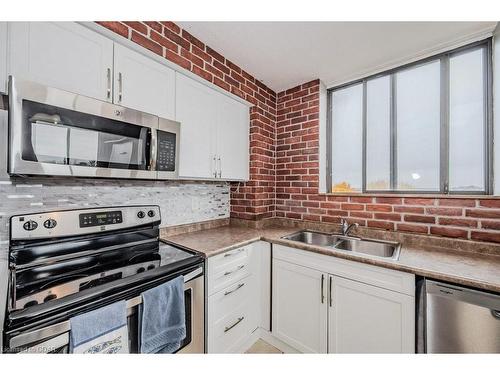 501-89 Westwood Road, Guelph, ON - Indoor Photo Showing Kitchen With Double Sink