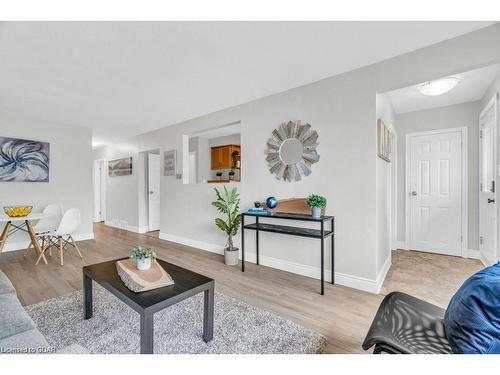 9 June Avenue, Guelph, ON - Indoor Photo Showing Living Room