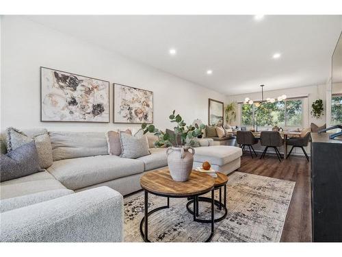 23-30 Green Valley Drive, Kitchener, ON - Indoor Photo Showing Living Room