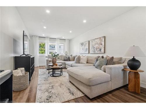 23-30 Green Valley Drive, Kitchener, ON - Indoor Photo Showing Living Room