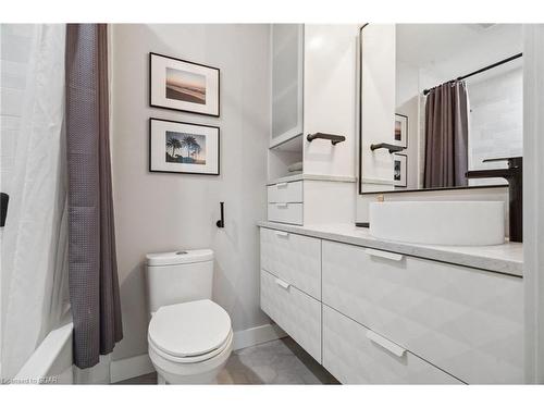 23-30 Green Valley Drive, Kitchener, ON - Indoor Photo Showing Bathroom