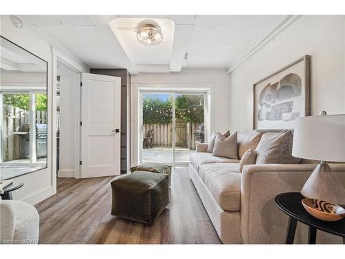 23-30 Green Valley Drive, Kitchener, ON - Indoor Photo Showing Living Room