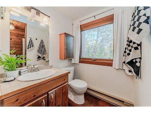 132 George St E Street, Fergus, ON - Indoor Photo Showing Bathroom