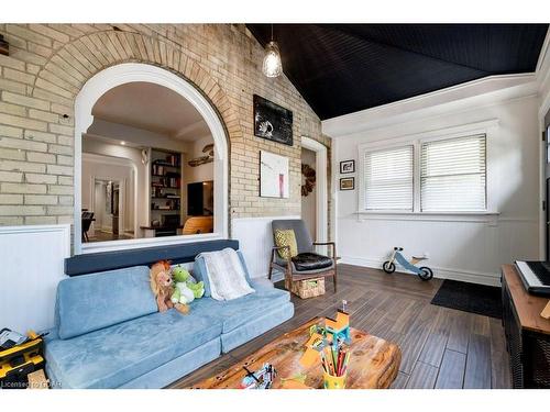 24 Ramore Street, Cambridge, ON - Indoor Photo Showing Living Room