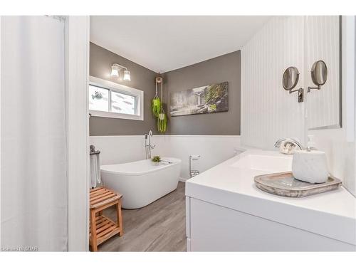 55 John Street, Elora, ON - Indoor Photo Showing Bathroom