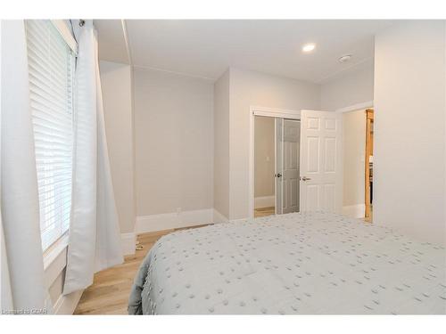 1-44 Roseview Avenue, Cambridge, ON - Indoor Photo Showing Bedroom