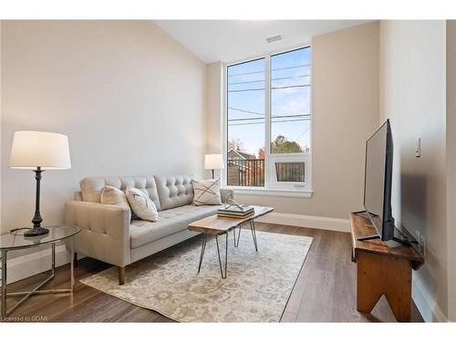 103-73 Arthur Street S, Guelph, ON - Indoor Photo Showing Living Room