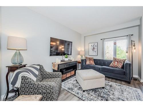 13-146 Downey Road, Guelph, ON - Indoor Photo Showing Living Room