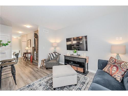 13-146 Downey Road, Guelph, ON - Indoor Photo Showing Living Room