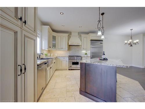 550 Pinery Trail, Waterloo, ON - Indoor Photo Showing Kitchen With Upgraded Kitchen