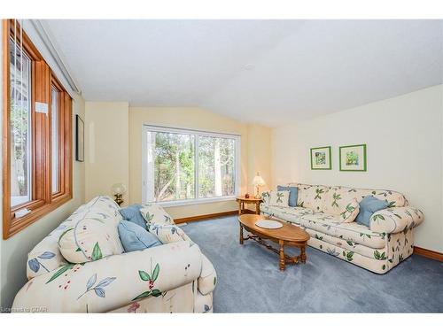 2 Spruce Avenue, Puslinch, ON - Indoor Photo Showing Living Room