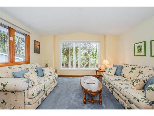 2 Spruce Avenue, Puslinch, ON - Indoor Photo Showing Living Room