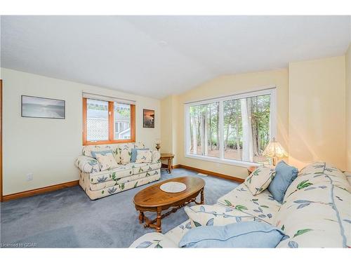 2 Spruce Avenue, Puslinch, ON - Indoor Photo Showing Living Room