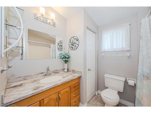 2 Spruce Avenue, Puslinch, ON - Indoor Photo Showing Bathroom