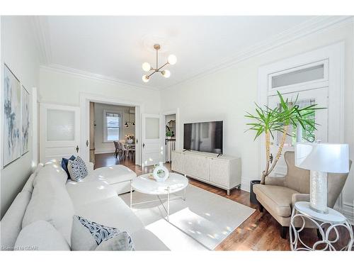 138 Dublin Street N, Guelph, ON - Indoor Photo Showing Living Room