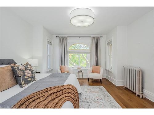 138 Dublin Street N, Guelph, ON - Indoor Photo Showing Bedroom