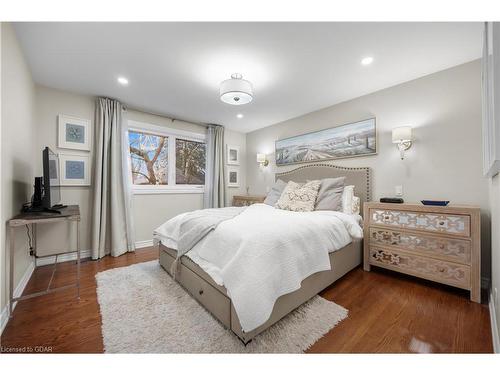 11 Mutual Street, Guelph, ON - Indoor Photo Showing Bedroom