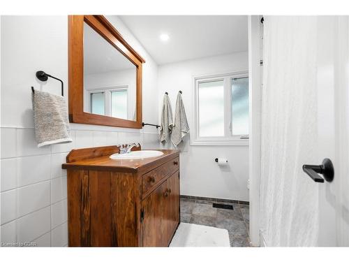 11 Mutual Street, Guelph, ON - Indoor Photo Showing Bathroom