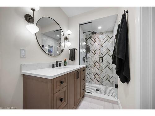 11 Mutual Street, Guelph, ON - Indoor Photo Showing Bathroom