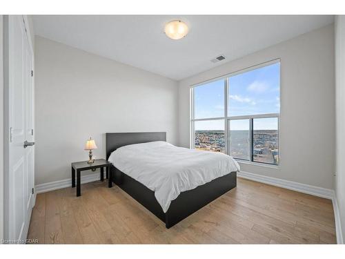 905-1878 Gordon Street, Guelph, ON - Indoor Photo Showing Bedroom