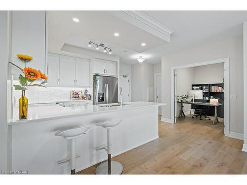 905-1878 Gordon Street, Guelph, ON - Indoor Photo Showing Kitchen With Upgraded Kitchen