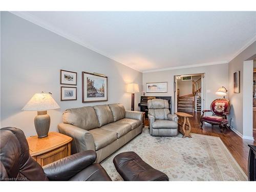 106-121 Waterloo Avenue, Guelph, ON - Indoor Photo Showing Living Room