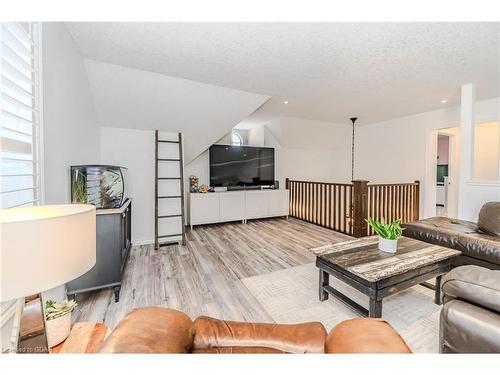 30 Geddes Crescent, Guelph, ON - Indoor Photo Showing Living Room