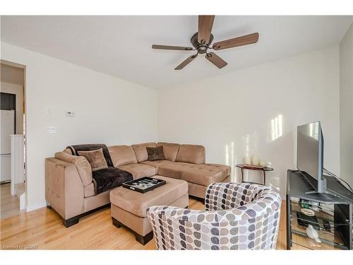 39-31 Schroder Crescent, Guelph, ON - Indoor Photo Showing Living Room