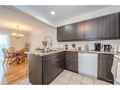 39-31 Schroder Crescent, Guelph, ON - Indoor Photo Showing Kitchen With Double Sink