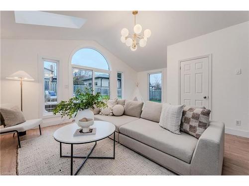 147 Fisher Mills Road, Cambridge, ON - Indoor Photo Showing Living Room