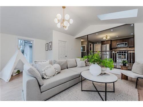 147 Fisher Mills Road, Cambridge, ON - Indoor Photo Showing Living Room