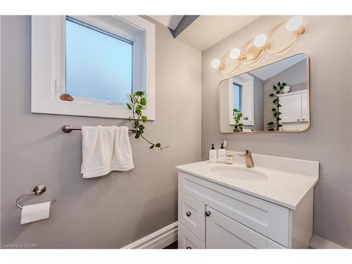 147 Fisher Mills Road, Cambridge, ON - Indoor Photo Showing Bathroom