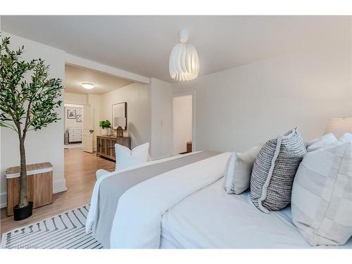 147 Fisher Mills Road, Cambridge, ON - Indoor Photo Showing Bedroom