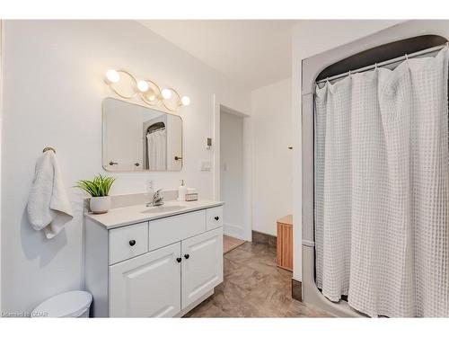 147 Fisher Mills Road, Cambridge, ON - Indoor Photo Showing Bathroom