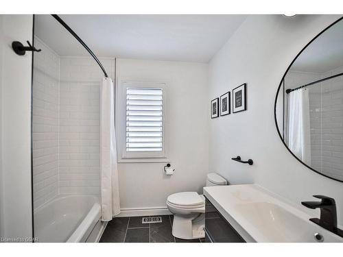 10 Bright Lane, Guelph, ON - Indoor Photo Showing Bathroom