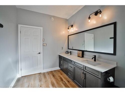 10 Bright Lane, Guelph, ON - Indoor Photo Showing Bathroom