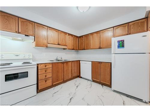 42-920 Edinburgh Road S, Guelph, ON - Indoor Photo Showing Kitchen With Double Sink