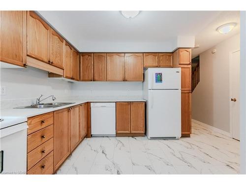 42-920 Edinburgh Road S, Guelph, ON - Indoor Photo Showing Kitchen With Double Sink